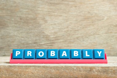 Kırmızı raftaki döşeme harfi muhtemelen ahşap arka planda.