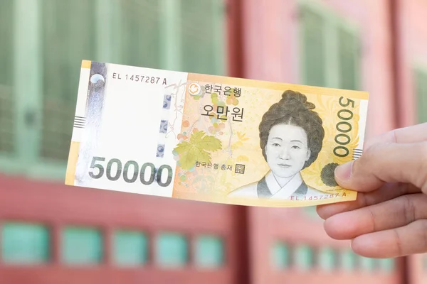 Mano Del Viajero Sostiene Billete Ganado Coreano 50000 Fondo Del —  Fotos de Stock