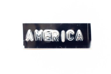 Beyaz arkaplan ve siyah pankartta kabartmalı harflerle Amerika