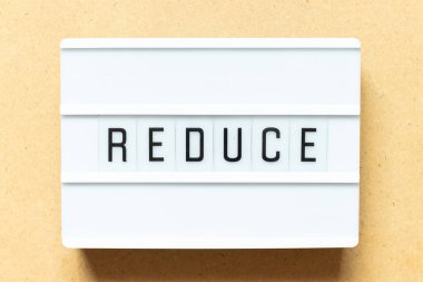 Sözcüklerle aydınlatma kutusu ahşap arkaplanı küçült