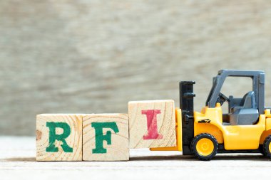 Oyuncak forklift harf bloğu I 'yi tamamlamak için tahta arkaplan üzerinde RFI (bilgi isteğinin kısaltılması)