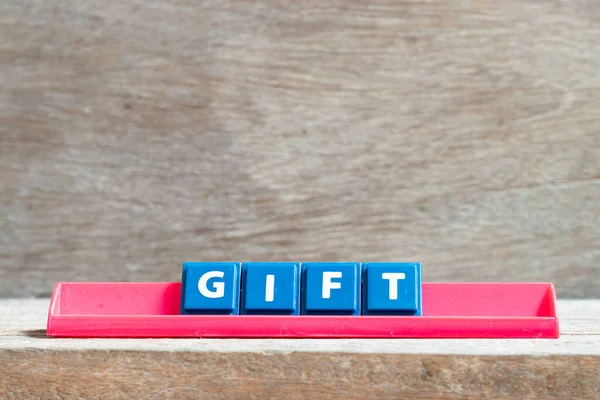 Carta Azulejo Estante Rojo Palabra Regalo Sobre Fondo Madera —  Fotos de Stock