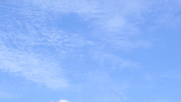 Mavi Gökyüzü Arkaplanındaki Beyaz Bulutun Hareket Zamanı — Stok video