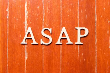 Eski kırmızı ahşap kaplama arka planında en kısa sürede harfli alfabe harfi (en kısa sürede kısaltması)