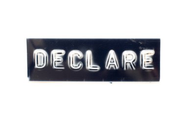 Kabartmalı harf beyaz arkaplanlı siyah pankartta beyan