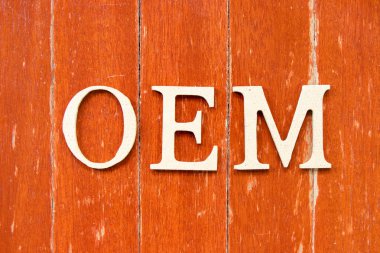 Alfabe harfi OEM (Özgün Donanım Üreticisinin kısaltılmışı) eski kırmızı renk ahşap kaplama arka planı
