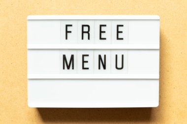 Ahşap arka planda sözcüksüz menü içeren ışık kutusu