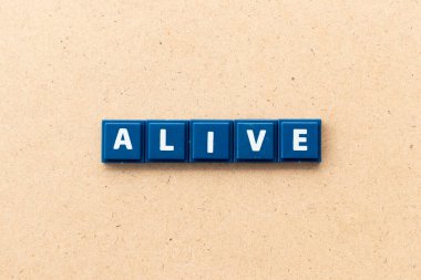 Tahta zemin üzerinde canlı harflerle harf harfi