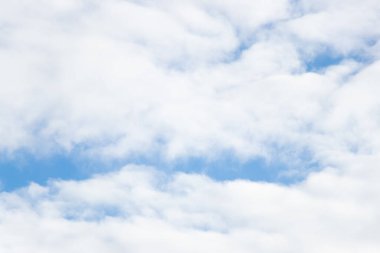 Beyaz bulutlu açık mavi gökyüzü