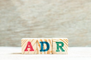 Ahşap zemin üzerinde ADR (ters uyuşturucu reaksiyonunun kısaltması) kelimesindeki alfabe harf bloğu