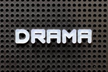 Siyah tahta zemin üzerinde kelime draması olan beyaz renk alfabesi