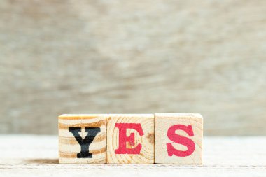 Tahta arka planda alfabe harfi evet