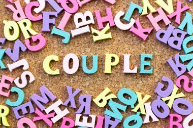 Mantar pano arka planında çerçeve olarak başka bir harf ile kelime çifti renk alfabesi