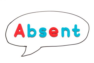 Beyaz tahta arka planında balon konuşması olarak siyah çizgi el çizimi olmayan alfabe harfi