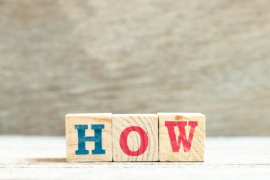 Alfabe harfi bloğu tahta arkaplanda nasıl kullanılıyor