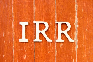 Eski kırmızı tahta arka plan üzerinde IRR (iç dönüş oranının kısaltması) sözcüğündeki alfabe harfi
