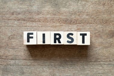 Alfabe harfi bloğu önce tahta zemin üzerine yazılır.