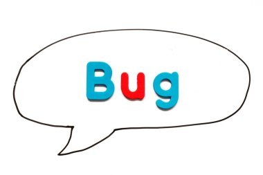 Beyaz tahta arka planında balon konuşması olarak siyah çizgili kelime hatası içeren alfabe harfi