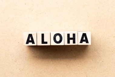 Ahşap arka planda kelime bloğu aloha