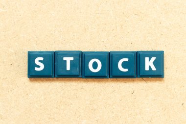 Ahşap zemin üzerinde kelime haznesinde yer alan döşeme harfi