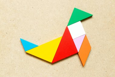 Fok şeklinde renkli tangram yapbozu ya da ahşap zemin üzerinde deniz aslanı şekli