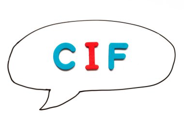 Beyaz tahta arka planında balon konuşması olarak siyah çizgili CIF (Maliyet, sigorta ve yük kısaltması) harfli alfabe harfi