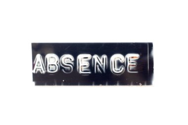 Beyaz arkaplan ile siyah pankartta kelime yokluğunda kabartmalı mektup