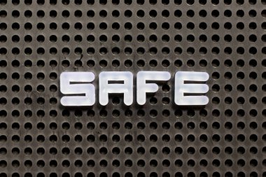 Siyah tahta arkaplanda beyaz renkli harf güvenli