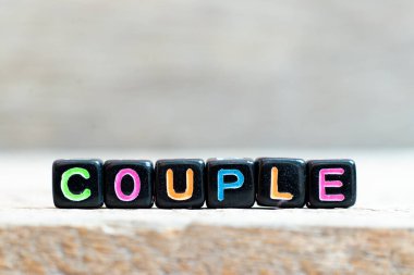 Ahşap arka planda kelime çift siyah boncuk