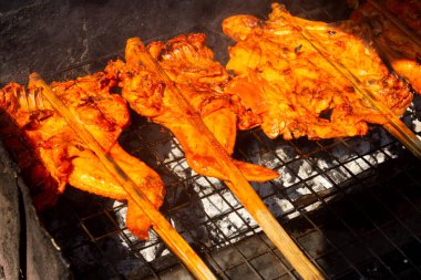 Izgara tavuk ve şiş kömür mangal ocağı arka planında pişirildi.
