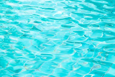 Mavi döşemeli yüzme havuzunda dalgalı su