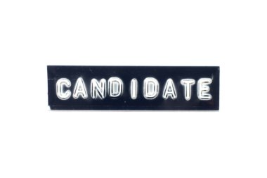 Beyaz arkaplan ile siyah pankartta kelime adayı kabartmalı mektup