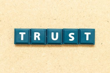 Tahta arka planda kelime güvenle harf olarak döşeme alfabesi