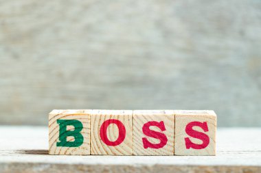 Tahta arka planda harf bloğu var patron.