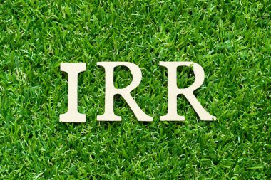 Yeşil çimen arka planında IRR (iç geri dönüş oranının kısaltılmışı) sözcüğündeki alfabe harfi