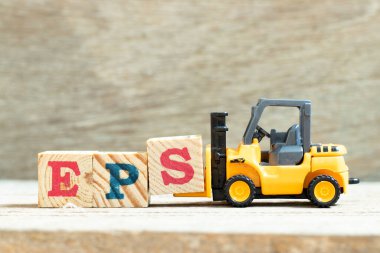 Tahta zemin üzerindeki EPS (hisse başına kazançların kısaltması) sözcüğünü tamamlamak için S harfi forklift engeli