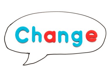 Beyaz tahta arka planında balon konuşması olarak siyah çizgi el çiziminde kelime değişikliğine sahip alfabe harfi