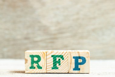 Kelime RFP ile alfabe harf bloğu (tahta arkaplan önerisi için talep kısaltması