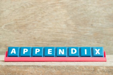 Ahşap zemin üzerinde kırmızı renk rafında kelime eklentisi ile harf döşeme alfabesi