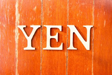 Eski kırmızı ahşap kaplama arka planında yeni harfleriyle alfabe harfi