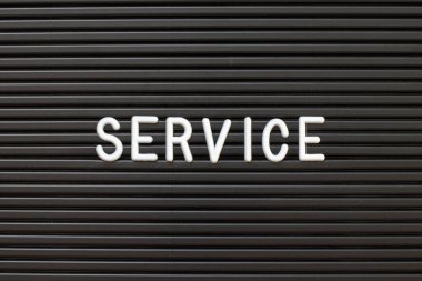 Kelime servisinde beyaz alfabe siyah renk keçeli harf tahtası arka planı