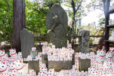 Tokyo, Japonya - 4 Mayıs 2019: Tokyo, Japonya yakınlarındaki Gotokuji Tapınağı 'nda şanslı kedi (Şans davetlisi kedi figürü) kalabalığı