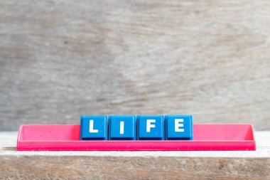 Kırmızı raftaki döşeme harfi ahşap arka plandaki kelime hayatıyla