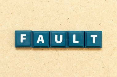 Ahşap arkaplanda kelime hatası içeren döşeme alfabesi harfi