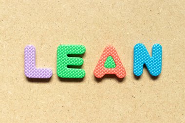 Kelimesi kelimesine köpük alfabesi harfi ahşap arkaplana yaslan