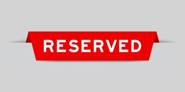 Gri arkaplanda ayrılmış sözcüğü içeren kırmızı etiket eklendi