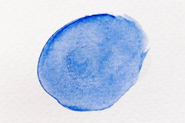 Mavi renk suluboya beyaz kağıt arkaplan üzerine yuvarlak fırça veya pankart çizer