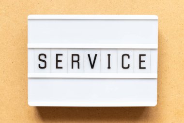 Tahta zemin üzerinde kelime servisi olan ışıkkutusu