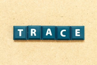 Ahşap arkaplanda kelime izi olarak alfabe harfini döşe