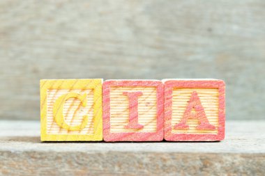 Tahta arka planda CIA (sertifikalı iç denetçinin kısaltması) sözcüğündeki renk alfabesi harfi bloğu